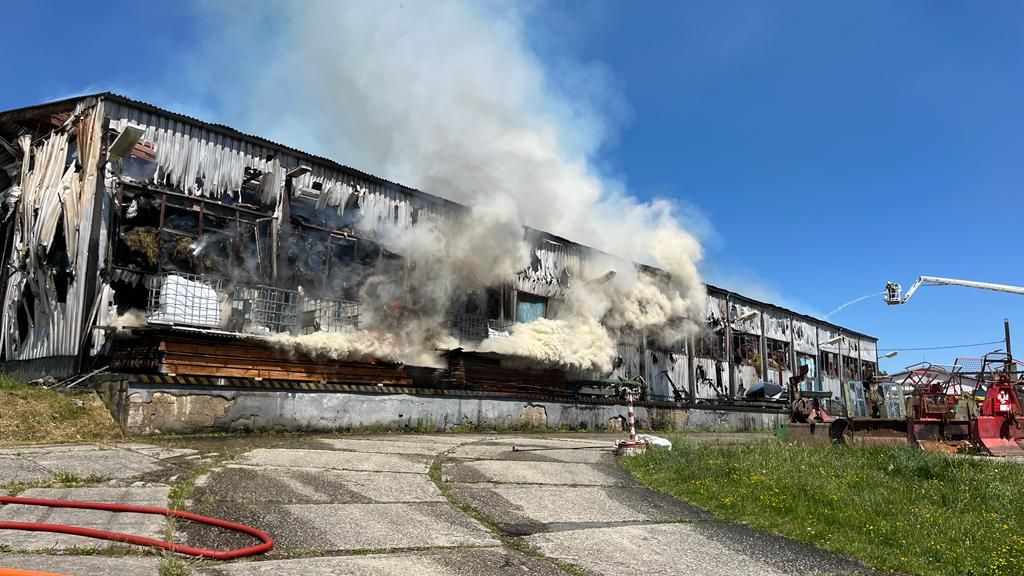 Na Prachaticku hoří sláma v halách, zasahuje 11 jednotek hasičů